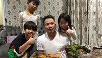 Tak hanya saat merayakan ulang tahun saja, ini bukti lain kedekatan Vicky Prasetyo dengan keluarganya saat menikmati paket seafood yang lezat. Foto: Instagram @vickyprasetyo777