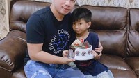 Momen Vicky Prasetyo dan anak laki-lakinya terlihat manis. Mereka berfoto dengan kue tart cokelat untuk merayakan ulang tahun putranya yang ke-9. Foto: Instagram @vickyprasetyo777
