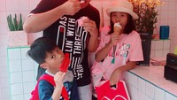 Jalan-jalan ke Bali bersama anak tercintanya, Vicky Prasetyo menyempatkan mampir ke toko es krim yang viral yaitu Ice Ice Baby. Mereka terlihat menikmati beragam es krim. Foto: Instagram @vickyprasetyo777