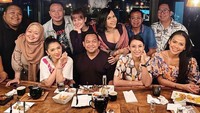 Bersama rekan sesama artis, Vicky Prasetyo sempat mengabadikan momennya saat menikmati makan malam. Mereka terlihat habis menikmati steak di salah satu restoran. Foto: Instagram @vickyprasetyo777