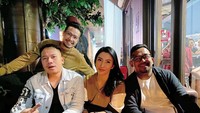 Vicky pernah mengunjungi suatu kafe bersama Bedu dan rekan artis lainnya. Mereka menikmati beberapa minuman dan camilan di sana. Foto: Instagram @vickyprasetyo777
