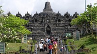 Wisatawan berada di zona 1 kawasan Taman Wisata Candi (TWC) Borobudur, Magelang, Jawa Tengah, Rabu (8/7/2020).