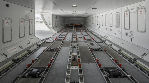 Pesawat jumbo ini memiliki kapasitas volume 300 m persegi dan bisa membawa hampir 60 ton barang. (Hi Fly) Pesawat jumbo ini memiliki kapasitas volume 300 m persegi dan bisa membawa hampir 60 ton barang. (Hi Fly)