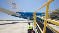 Bukan untuk mengangkut sembarang barang, namun, pesawat ini akan membawa sejumlah peralatan medis COVID-19. Beberapa tujuan terbarunya yaitu Santo Domingo di Republik Dominika, Montreal di Kamada dan Tianjin dan Wuhan di China. (Hi Fly)