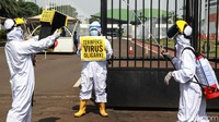 Para aktivis menggelar aksi teatrikal menggambarkan soal pemeriksaan pasien yang terinfeksi virus oligarki. 