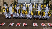 Aksi teatrikal tersebut untuk meminta DPR tidak melanjutkan pembahasan Omnibus Law RUU Cipta Lapangan Kerja.