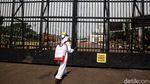 Gedung DPR Disemprot Vaksin Oligarki untuk Tolak Omnibus Law