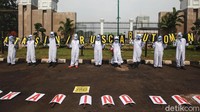 Aktivis pecinta lingkungan Walhi melakukan aksi teatrikal di depan Gedung DPR, Jakarta, Kamis (9/7/2020).