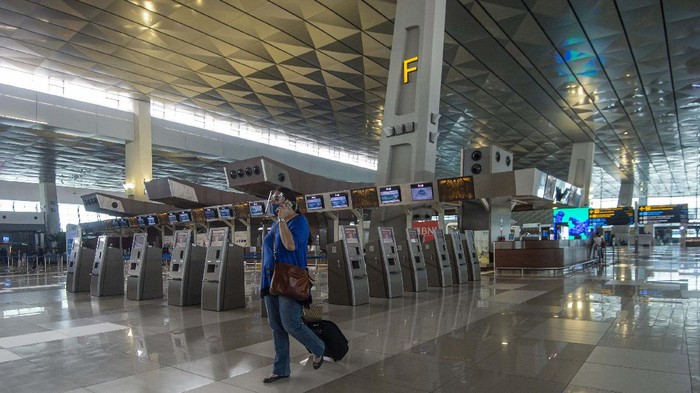 Calon penumpang pesawat berjalan di Terminal 3 Bandara Internasional Soekarno-Hatta,Tangerang, Banten, Kamis (9/7/2020). Meski penerbangan telah kembali dibuka dengan persyaratan  seperti penumpang harus dengan memiliki hasil rapid atau PCR test negatif COVID-19, suasana di Bandara Soekarno Hatta masih terpantau sepi. ANTARA FOTO/Aditya Pradana Putra/aww.
