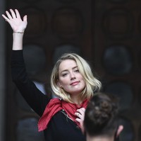 Inilah penampilan Amber Heard dengan syal merahnya saat hadir sebagai saksi sidang kasus Johnny Depp melawan harian The Sun digelar di Pangadilan Tinggi London, Selasa (7/7/2020). Johnny Depp melaporkan The Sun ke pengadilan atas tuduhan pencemaran nama baik. The Sun memuat berita yang menyebutkan Johnny melakukan kekerasan pada Amber. Foto: dok. AP