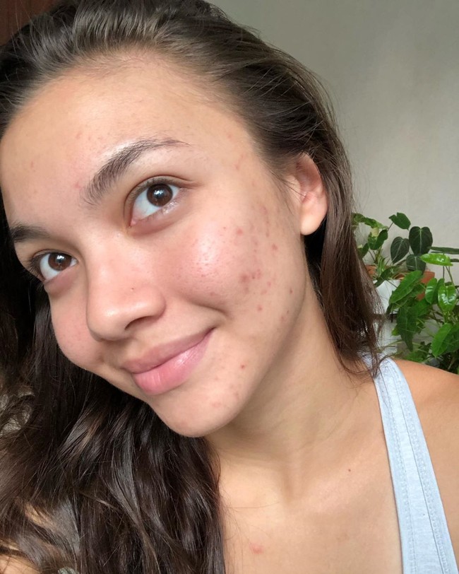 Disini aku mau kasi liat diri aku dibalik editan dan make up.. dan mengingatkan kalian kalau semua yang kalian lihat di social media sebenarnya tidak se perfect yang kalian bayangkan sehingga bisa membuat kalian minder, insecure atau mungkin ada perasaan iri hati, ungkap mantan pacar Giorgino Abraham itu.  Foto: dok. Instagram