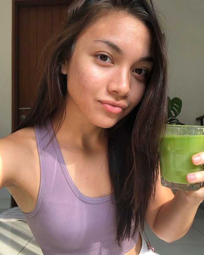 Di sejumlah postingannya, Angela pun tak segan memamerkan fotonya tanpa makeup. Ia tak melulu memperlihatkan penampilan terbaiknya.  Foto: dok. Instagram