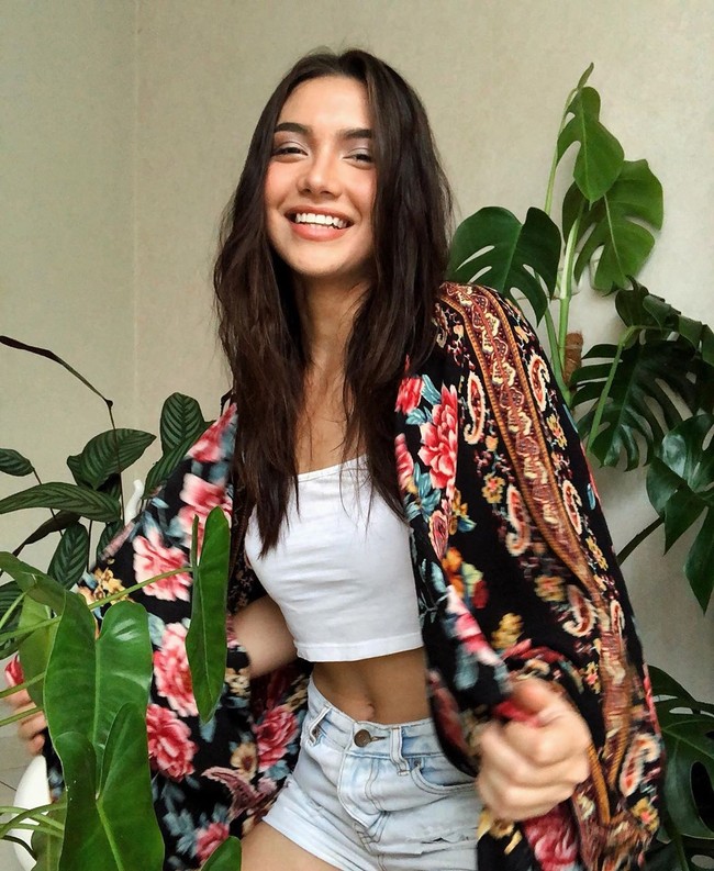 Angela mengaku bahwa dia merasa tidak enak dengan komentar netizen yang memuji penampilanya, bahkan menyebutnya sempurna. Pujian biasanya datang ketika Angela Gilsha memasang foto dengan makeup atau pemotretan yang telah mendapatkan editan.  Foto: dok. Instagram