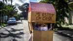 Aksi Pensiunan Perawat Pakai Rumah Kardus Untuk Cegah Corona