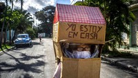 Di kotak kardusnya terdapat pesan tulisan tangan yang bertuliskan dalam bahasa Spanyol: Aku pulang, dan kamu?   