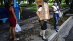 Aksi Pensiunan Perawat Pakai Rumah Kardus Untuk Cegah Corona