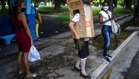 Kardus bekas itu ia dapatkan dari sebuah apotek yang dekat dari rumahnya. Dengan terampil ia membuat lubang agar tangannya bisa masuk dan lubang lainnya dilapisi plastik bening untuk melindungi wajahnya.  