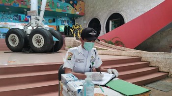 Disediakan masker bagi pengunjung yang bandel datang tanpa masker. Ada hand gloves yang bisa dipakai pengunjung jika ingin memakainya juga pastinya handsanitizer. Foto: Aisyah Kamaliah/detikINET