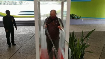 Dua chamber disediakan untuk pembersihan barang bawaan dan kostum atau pakaian yang mereka gunakan. Kita memakai yang non-alkohol jadi aman jika terkena kulit, kata Ika Mian Karlina, Kepala Sub Divisi Promosi & Kerjasama PP-IPTEK. Foto: Aisyah Kamaliah/detikINET