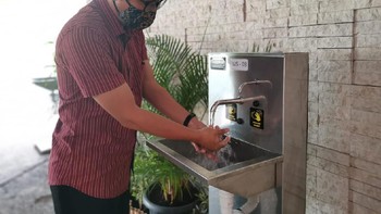 Bagi yang mager cuci tangan pakai wastafel injak, tersedia pula wastafel sensor. Foto: Aisyah Kamaliah/detikINET