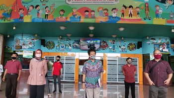 Begitu berada di lobby, pengunjung akan mendapatkan arahan dari petugas dan terdapat foot mark untuk memudahkan penerapan social distancing. Foto: Aisyah Kamaliah/detikINET