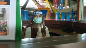 Semua petugas dipastikan steril, tetap sehat, dan mengenakan alat perlindungan diri seperti masker, sarung tangan dan face shield. Foto: Aisyah Kamaliah/detikINET