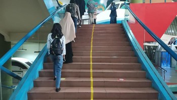 Tangga juga ditandai agar hanya satu arah. Foto: Aisyah Kamaliah/detikINET