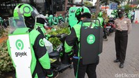 Salah satunya adalah dengan memasang pembatas antara driver dan penumpang.