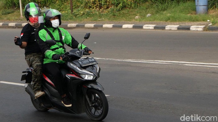 Wali Kota Bekasi Rahmat Effendi mengizinkan kembali Ojol mengangkut penumpang hari ini. Rahmat mengingatkan para aplikator memastikan protokol kesehatan dijalankan.