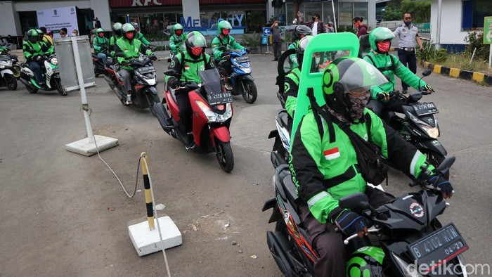 Wali Kota Bekasi Rahmat Effendi mengizinkan kembali Ojol mengangkut penumpang hari ini. Rahmat mengingatkan para aplikator memastikan protokol kesehatan dijalankan.