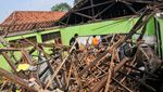 Duh, Atap Sekolah di Bekasi Ini Ambruk