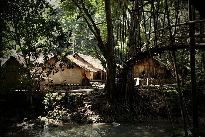 Baduy Dalam BANTEN, INDONESIA - FEBRUARY 07: A member of the traditional Baduy (or Badui) tribe walks on the bamboo bridge in the village in the hilly forest area of the Kendeng mountains on February 7, 2010 in Banten, Indonesia. The traditional community consists of around 5000-8000 people spread acorss a hilly area of just 50 square kilometres. The religion of the Baduy people, known as Agama Sunda Wiwitan, combines elements of Hinduism, Buddhism and traditional beliefs, including various taboos such as not eating food at night, touching money, accepting gold or silver or even cutting their hair. (Photo by Ulet Ifansasti/Getty Images)