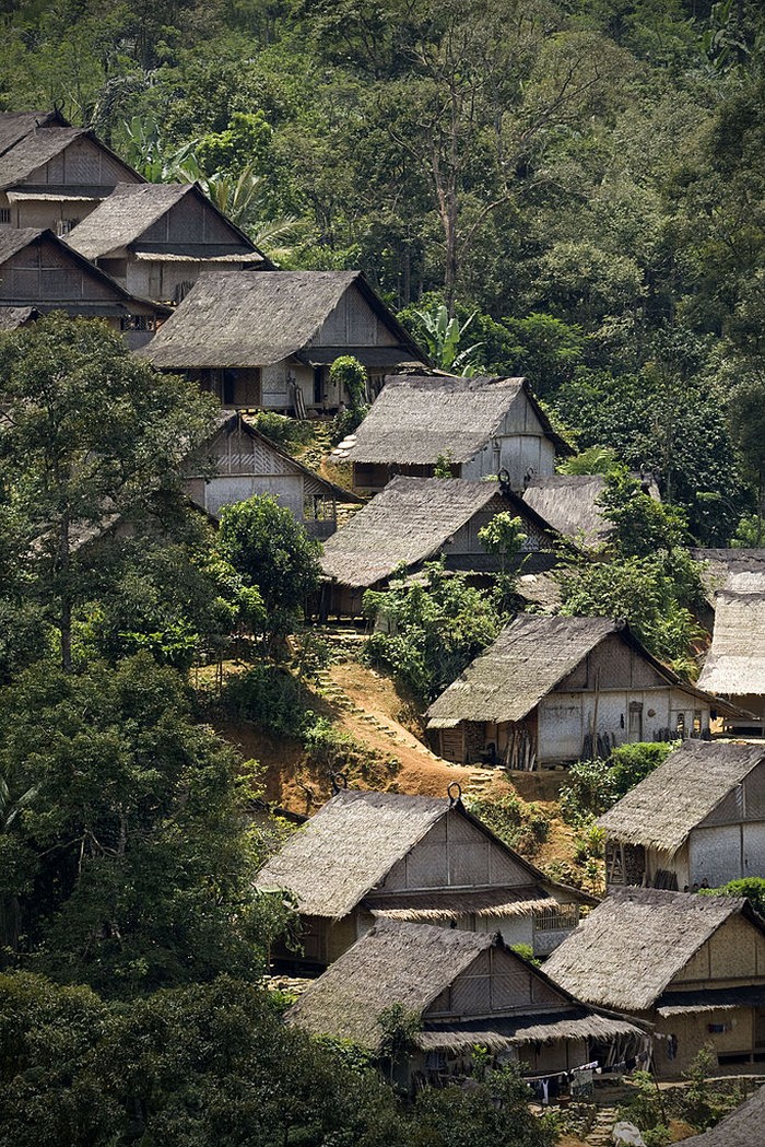 Baduy Dalam BANTEN, INDONESIA - FEBRUARY 07: A member of the traditional Baduy (or Badui) tribe walks on the bamboo bridge in the village in the hilly forest area of the Kendeng mountains on February 7, 2010 in Banten, Indonesia. The traditional community consists of around 5000-8000 people spread acorss a hilly area of just 50 square kilometres. The religion of the Baduy people, known as Agama Sunda Wiwitan, combines elements of Hinduism, Buddhism and traditional beliefs, including various taboos such as not eating food at night, touching money, accepting gold or silver or even cutting their hair. (Photo by Ulet Ifansasti/Getty Images)