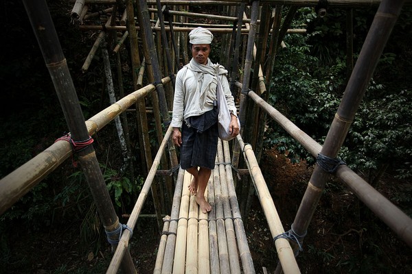 Baju adat suku Baduy Dalam didominasi warna putih polos dikarenakan suku Baduy mengganggap putih adalah warna yang suci. Getty Images/Ulet Ifansasti Baju adat suku Baduy Dalam didominasi warna putih polos dikarenakan suku Baduy mengganggap putih adalah warna yang suci. Getty Images/Ulet Ifansasti