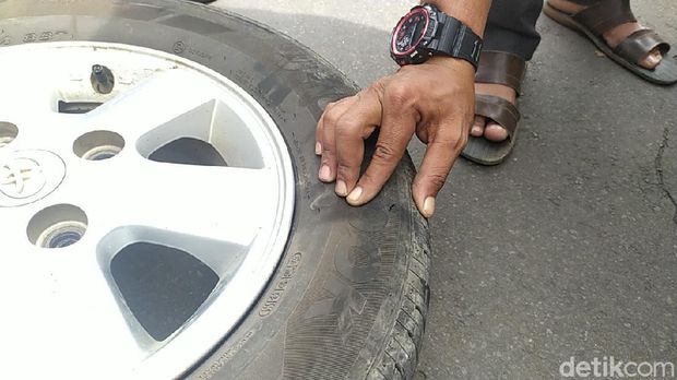 Ban mobil yang ditumpangi pegawai desa di Cianjur