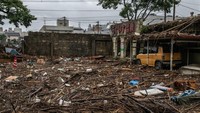 Sampah sisa banjir memenuhi area parkir di Hitoyoshi, Jepang. 
