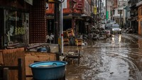 Lumpur tebal juga menyelimuti jalanan di kawasan Hitoyoshi, Jepang.