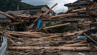 Banjir menerjang rumah-rumah di kawasan dataran rendah, menghancurkan isinya dan membuatnya tidak bisa dihuni kembali.