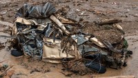 Sebuah mobil ringsek diterjang tanah longsor di Ashikita, Jepang. 