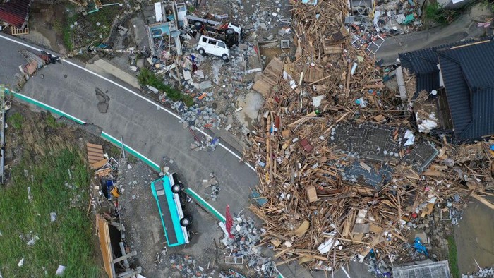 Banjir Jepang ASHIKITA, JAPAN - JULY 06: A car lies crushed by a landslide caused by torrential rain, on July 6, 2020 in Ashikita, Japan. Around 37 people are believed to be dead and many missing after unprecedented torrential rain fell in Kumamoto prefecture causing widespread flooding and landslides. (Photo by Carl Court/Getty Images)