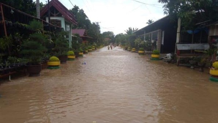 Banjir menerjang sejumlah desa di Luwu, Sulawesi Selatan, Kamis (9/7/2020).