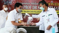 APD yang diberikan berupa baju hazmat, face shield, dll.