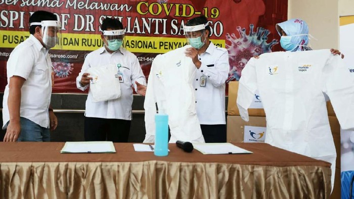 Bantuan APD untuk sejumlah rumah sakit dalam rangka penanganan virus Corona terus mengalir. Salah satunya diterima oleh RSPI Sulianti Saroso.