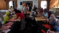 Diketahui, acara tersebut digelar dengan tujuan untuk memberikan pelatihan kepada warga pesisir Jakarta untuk dapat mengolah limbah plastik agar dapat memiliki nilai jual dan nilai seni.