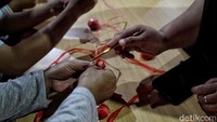 Dalam acara tersebut para warga diajarkan cara merajut limbah plastik agar dapat menjadi sebuah karya seperti tas, bungkus gelas hingga dompet.