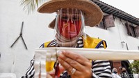 Seorang warga tampak sedang membuat kerajinan tangan dari limbah plastik saat mengikuti workshop pengolahan limbah plastik di kawasan Museum Bahari, Jakarta.