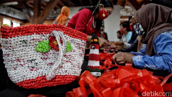 Belajar Mengolah Sampah Jadi Rupiah di Era New Normal Protokol kesehatan jadi hal yang wajib untuk diterapkan di era new normal. Seperti halnya saat warga mengikuti workshop pengolahan limbah plastik di Ibu Kota.