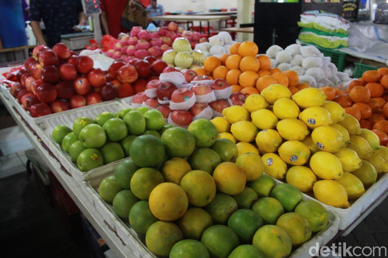 Belanja di pasar Muara Karang