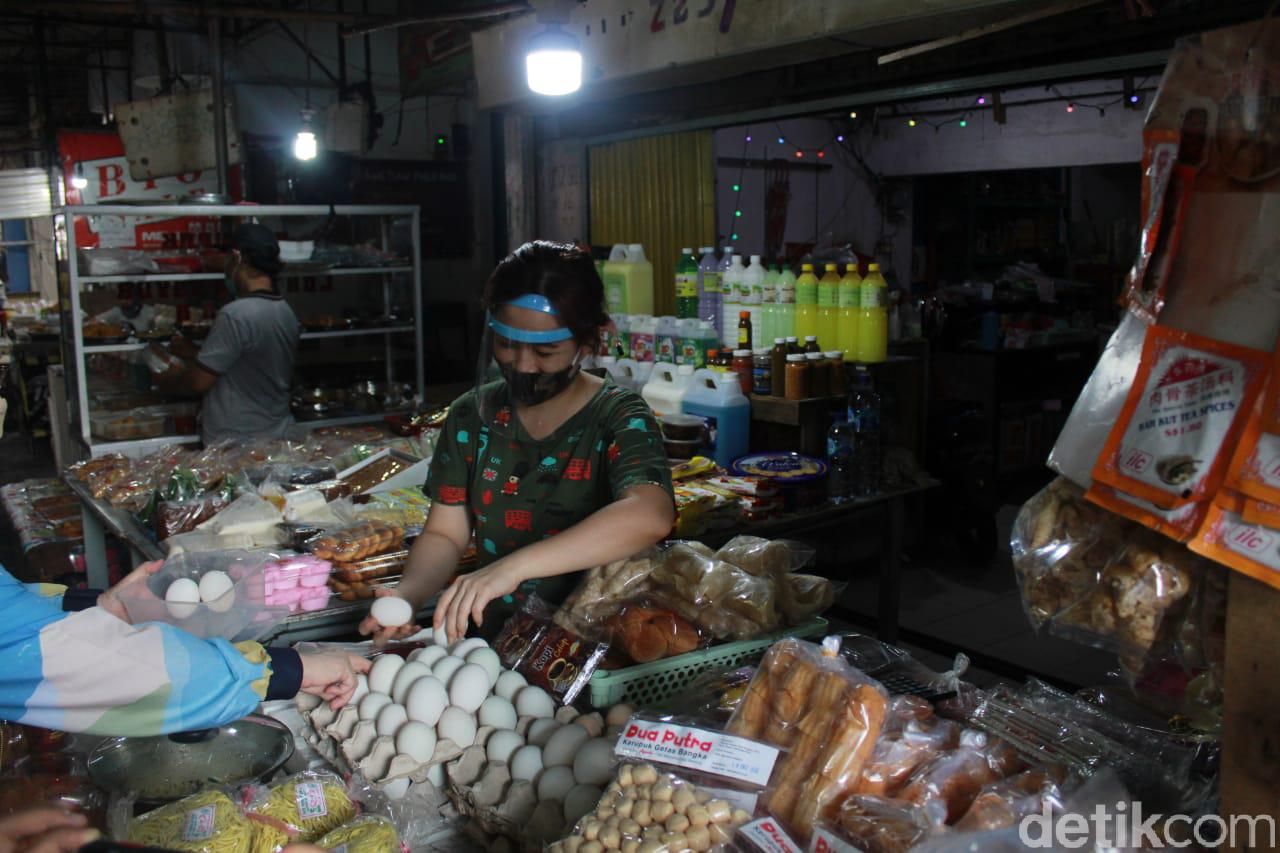 Belanja di pasar Muara Karang