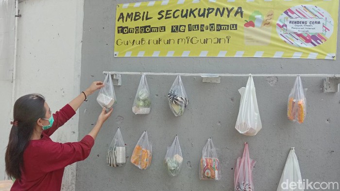 Bungkusan kebutuhan sembako di tempat gantungan yang berada di Desa Rendeng, Kudus, Kamis (9/7/2020).
